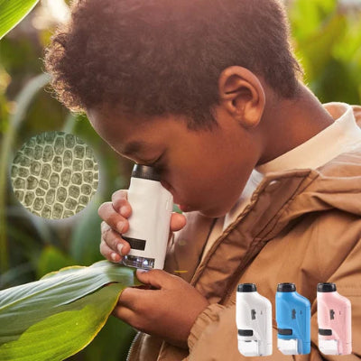 Enfant utilisant le microscope de poche Microscopepoch™ en plein air - jeux extérieurs 3-6 ans
