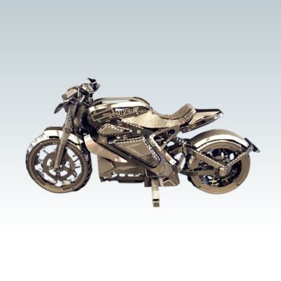 maquette de moto en métal assemblée, vue de profil sur fond clair