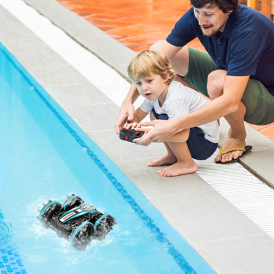 voiture-electrique-enfant-piscine