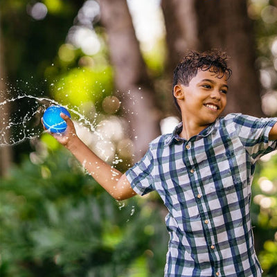 jeux-pour-extérieur-enfants par
garçon qui lance un ballon d’eau réutilisable en plein air