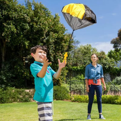 jeux extérieur parachute - deux enfants jouant avec parachutes colorés     jardin