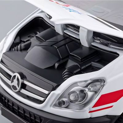 gros plan du moteur miniature de l’ambulance jouet sous le capot relevé