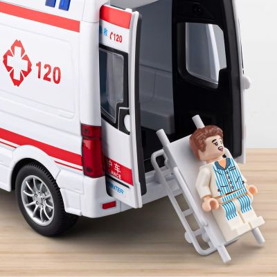 arrière de l’ambulance jouet avec portes ouvertes et figurine sur un brancard