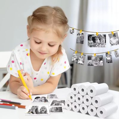 appareil photo enfant instantané - enfant utilisant photokid en extérieur