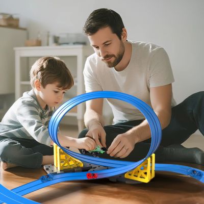 circuit voiture enfant parent et enfant jouant ensemble avec le circuit voiture Pistemod™