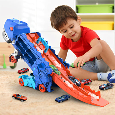 enfant jouant avec le garage dinosaure bleu DinoGarage et sa grande piste orange dépliée