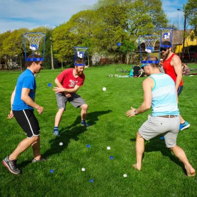 jeu basket panier a porter sur la tête adultes et enfants jouent au basket dans un jardin avec des paniers à porter sur la tête