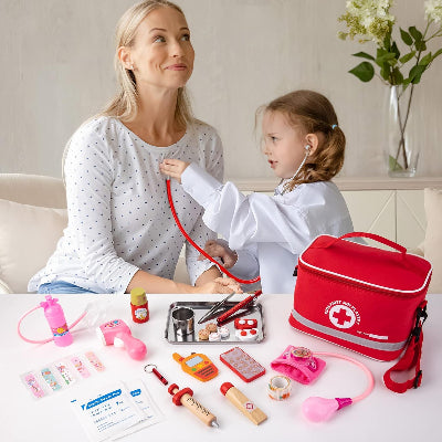 petite fille en blouse médecin ausculte un adulte - mallette docteur enfant jouet éducatif educjouet