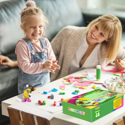 activité de pâte à modeler avec un enfant et un adulte