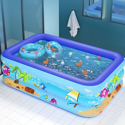piscine gonflable bleue à motifs marins et de plage, remplie d’eau avec des bouées