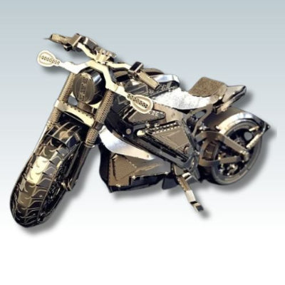 puzzle 3d en métal moto assemblé, vue avant de trois quarts sur fond clair