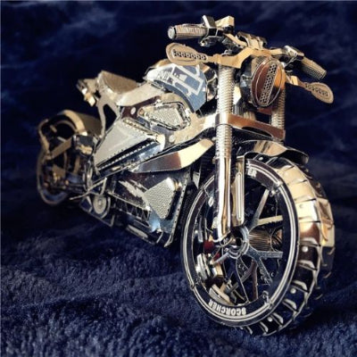 maquette de moto en métal vue de face, avec détails de la roue et de la fourche