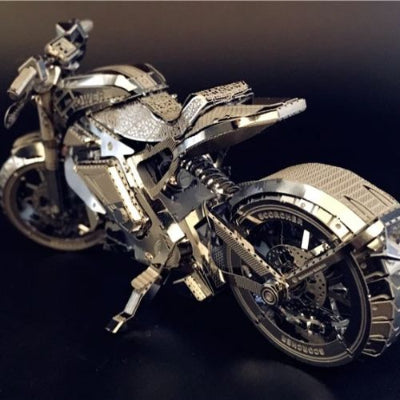 maquette de moto en métal assemblée, vue arrière de trois quarts sur fond sombre