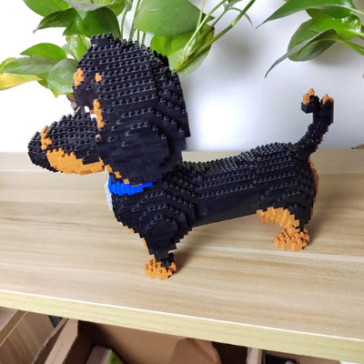chien noir et marron en mini-briques 3D avec un collier bleu 