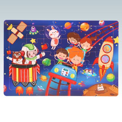puzzle en bois enfant avec astronautes, fusée, planètes et satellite dans l’espace