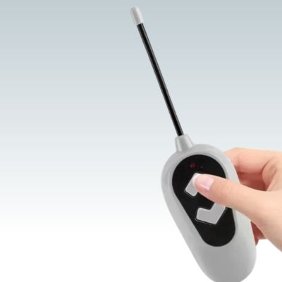 main appuyant sur un bouton de la commande filaire du robot chat