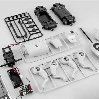 pièces du robot chat à assembler, avec coque blanche, pattes, moteur et composants électroniques