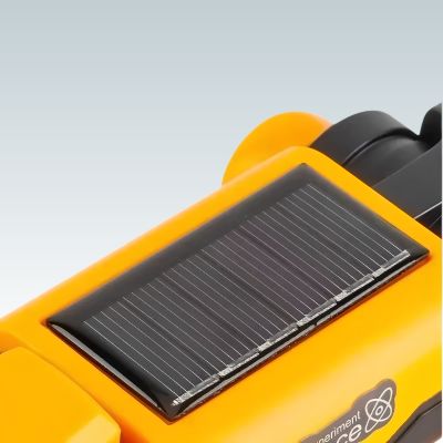 gros plan du panneau solaire sur le dos du robot chat jaune