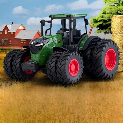 tracteur jouet vert à roues rouges dans un décor de ferme avec des balles de paille