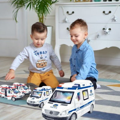 deux enfants jouent sur un tapis avec des ambulances et un véhicule de police miniatures