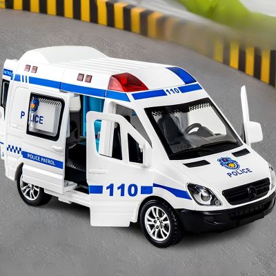 véhicule de police jouet blanc et bleu avec portes ouvertes sur une route miniature