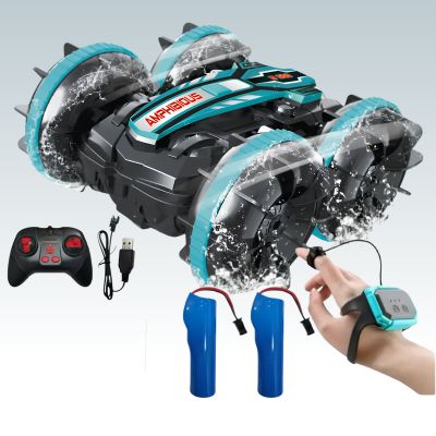 voiture amphibie noire et turquoise présentée avec télécommande, montre de contrôle et deux batteries