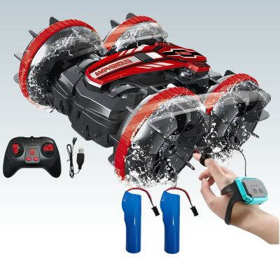 voiture amphibie noire et rouge présentée avec télécommande, montre de contrôle et deux batteries
