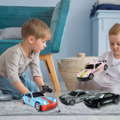 deux enfants jouent avec des voitures télécommandées bleue, rose, grise et noire