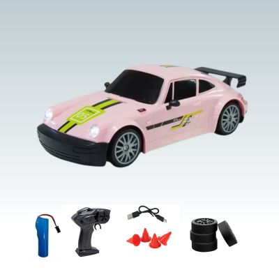 voiture télécommandée rose avec télécommande, batterie, câble USB, pneus et cônes